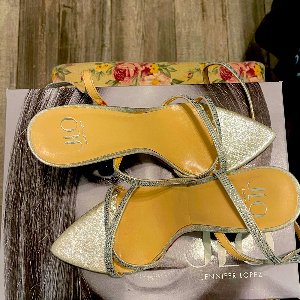 Strap sandals